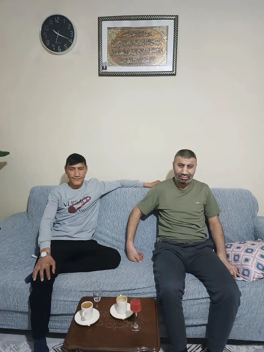 ntahabercom's tweet photo. Bir genç "kusursuz gen aktarımı" notuyla babasıyla birlikte bir fotoğraf paylaştı. https://t.co/bPTZZQ9bU8