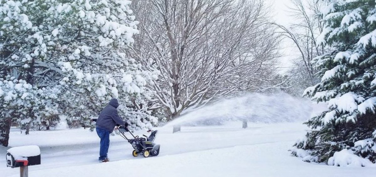 MadelnCanada's tweet image. In Canada, “friends with benefits” means neighbours who have snow blowers.