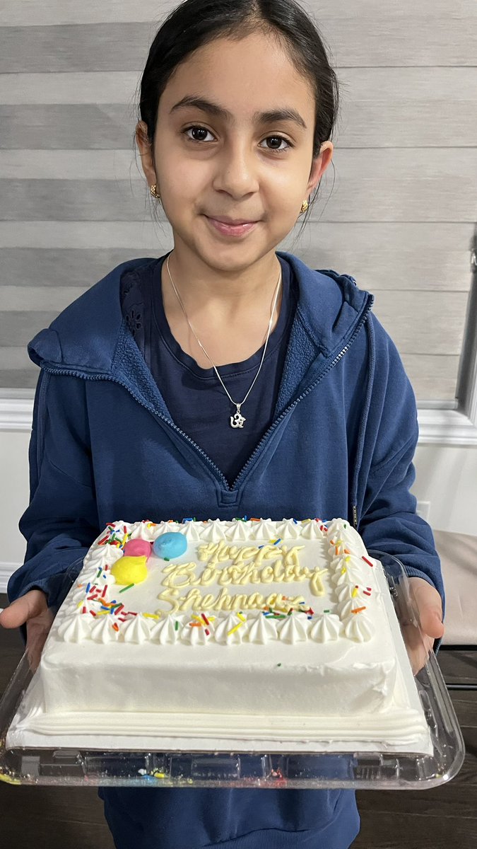 vizzy1980's tweet photo. For @ishehnaaz_gill birthday we celebrated with a cake. We also donated money to a hospital to help children and we also donated to the food bank.  #ShehnaazGill we will always give back and always support you. Happy Birthday! 

#HBDShehnaazGill https://t.co/JRzRkcZfFT