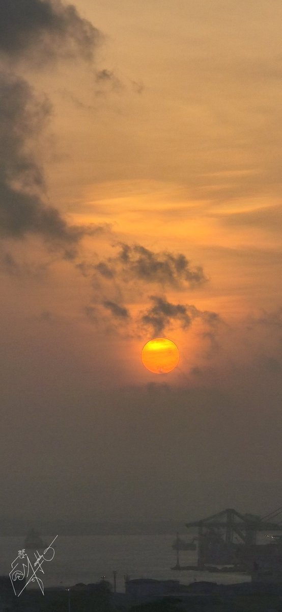 sheikhmargub's tweet photo. 16 floors up, and the world just goes quiet. 🌅✨
Watching the sun dip is a reminder of the serenity we often overlook in the hustle. Mombasa really is a masterpiece from this height. 🇰🇪📸
Which view is your favorite ? 1, 2, 3, or 4?
#Mombasa #SunsetChasers #KenyaViews #MobilePhotography #Serenity