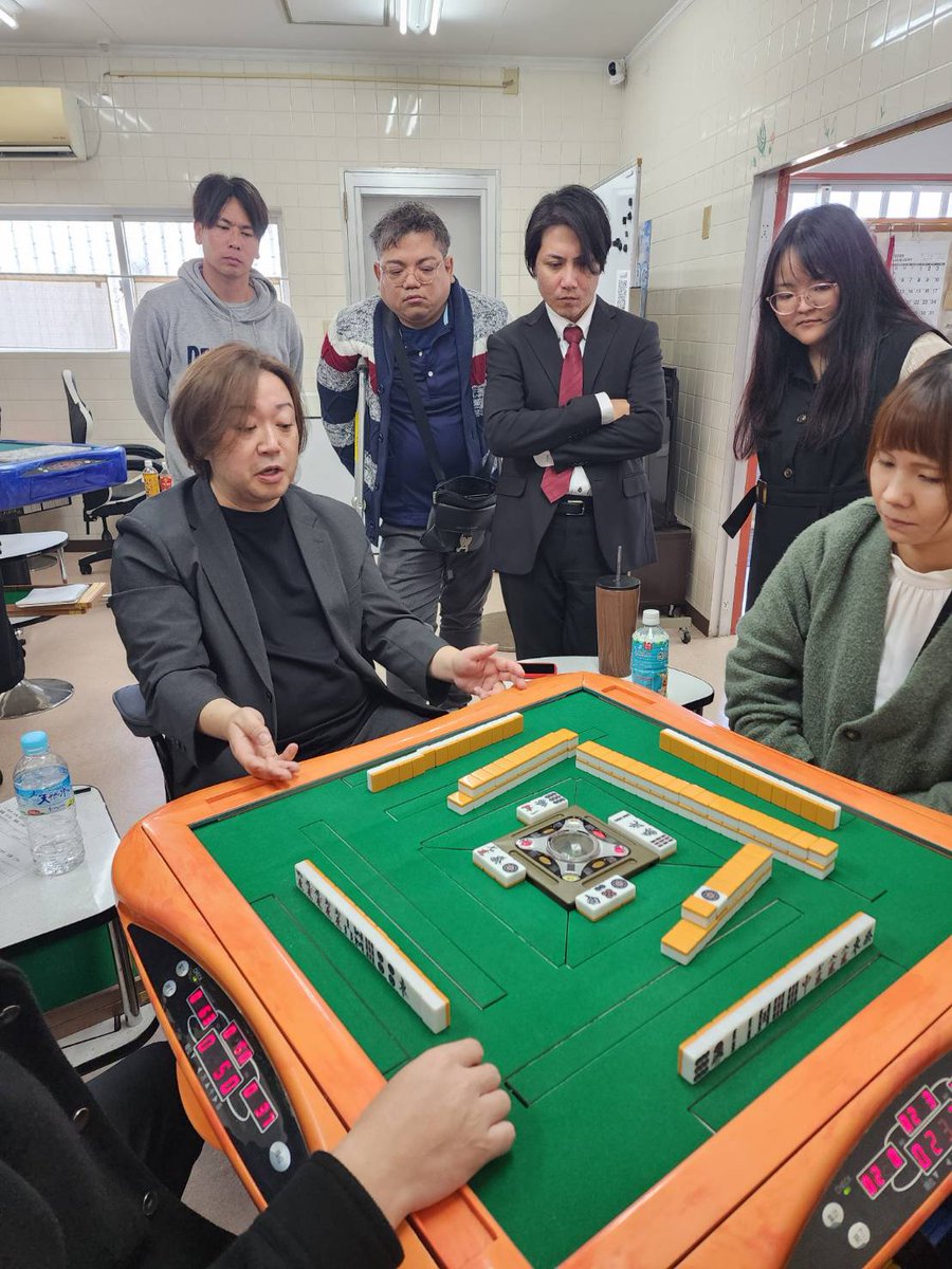 昨日と一昨日は
「日本プロ麻雀連盟」の
【望月雅継プロ】による
勉強会を開催していただきました📖✏️
今回の勉強会は麻雀のレベルを上げたい人、中級以上のハイレベルな勉強会でした🎵

参加者の皆さん真剣に受講されてましたよ✨

望月プロ
ありがとうございました💓