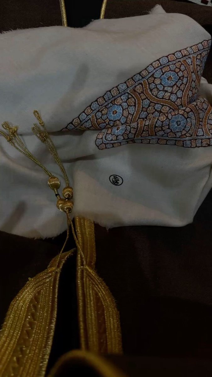 p2iw6's tweet photo. تجيبك لي الاحلام ، وأحضنك لين أفيق
تروح و تغيب أيام - وأحلامي تجيبك

أماريبك الأحباب ، و أدعي لك التوفيق
شف شكثر غلطاتك بحقي - وأماريبك

عذاريبك الواجد .. بعيني عليك تليق
أنا أشوف من ضمن المزايا : عذاريبك

شسويبك ؟ ان جيت اتناساك جاني ضيق
وأنا كل ما ضاقت ذكرتك .. شسويبك ؟! https://t.co/wWRHH2JwTS