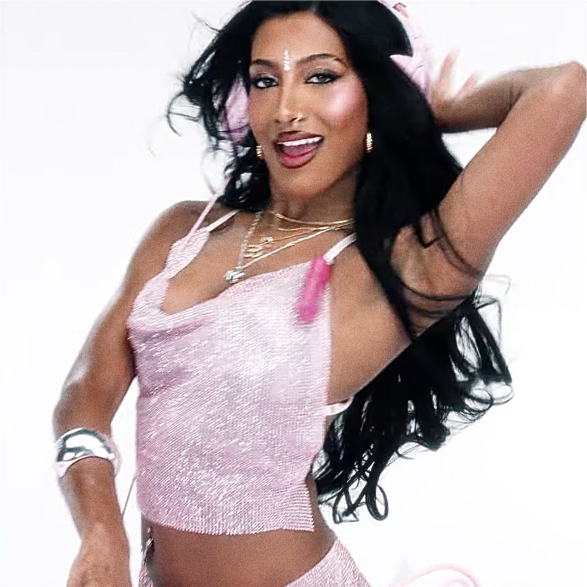 a2kcami's tweet image. lara raj for laneige 🎧💘