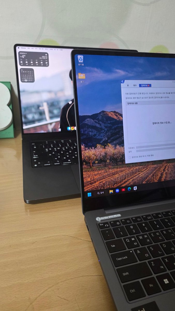 _ebluga's tweet image. 노트북이두개!!