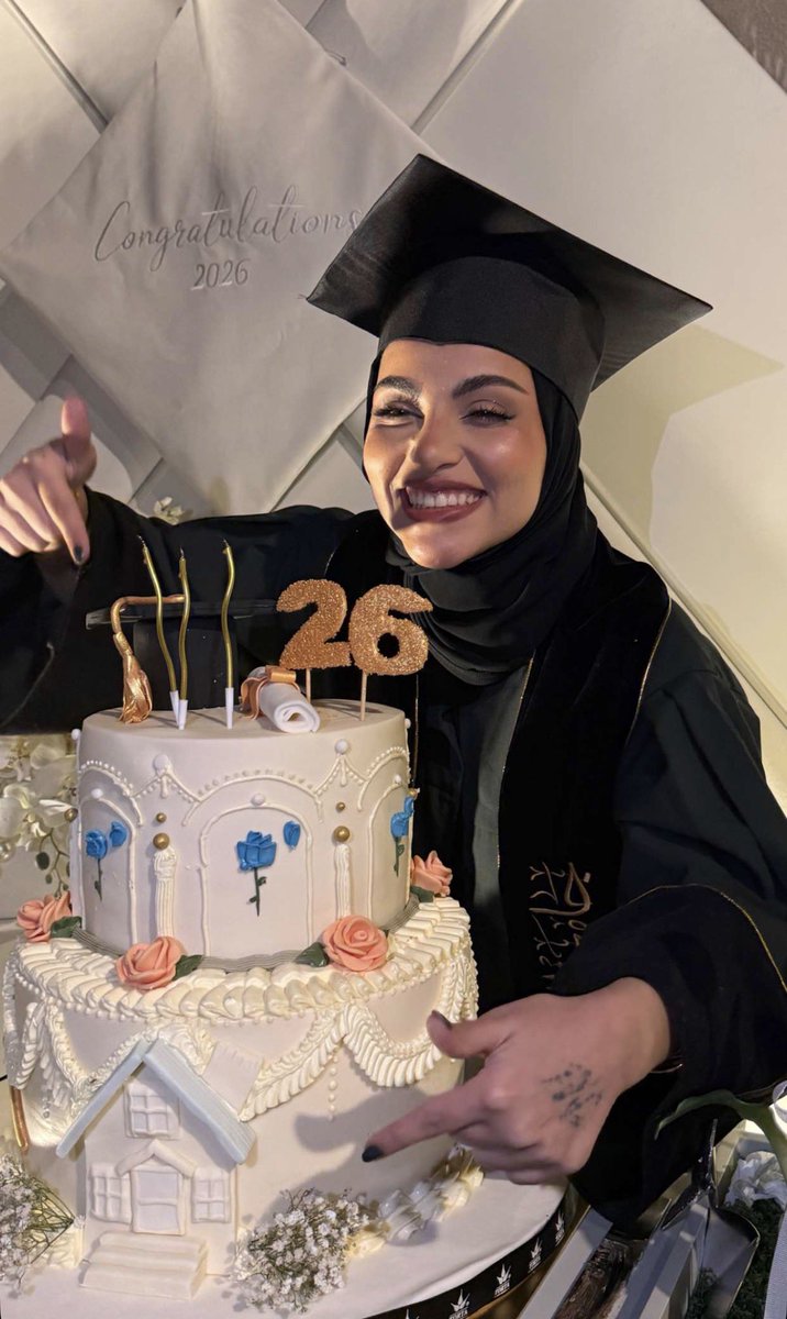 مبروك يا عيونها على التخرج
 وعلى بيت العمر! 🥹
اليوم فعلاً لحظة مميزة، لحظة كنّا ننتظرها كل هالسنين وها أنتِ وصلتِ لكل اللي حلمتِ فيه، وبنفس الوقت فتحتِ صفحة جديدة في حياتك مع بيت العمر والله قلبي فرح لك فرحة ما توصف كل تعبك وجهدك وشقاك وصلوا لهاللحظة الحلوة وتستاهلين كل الخير🤎