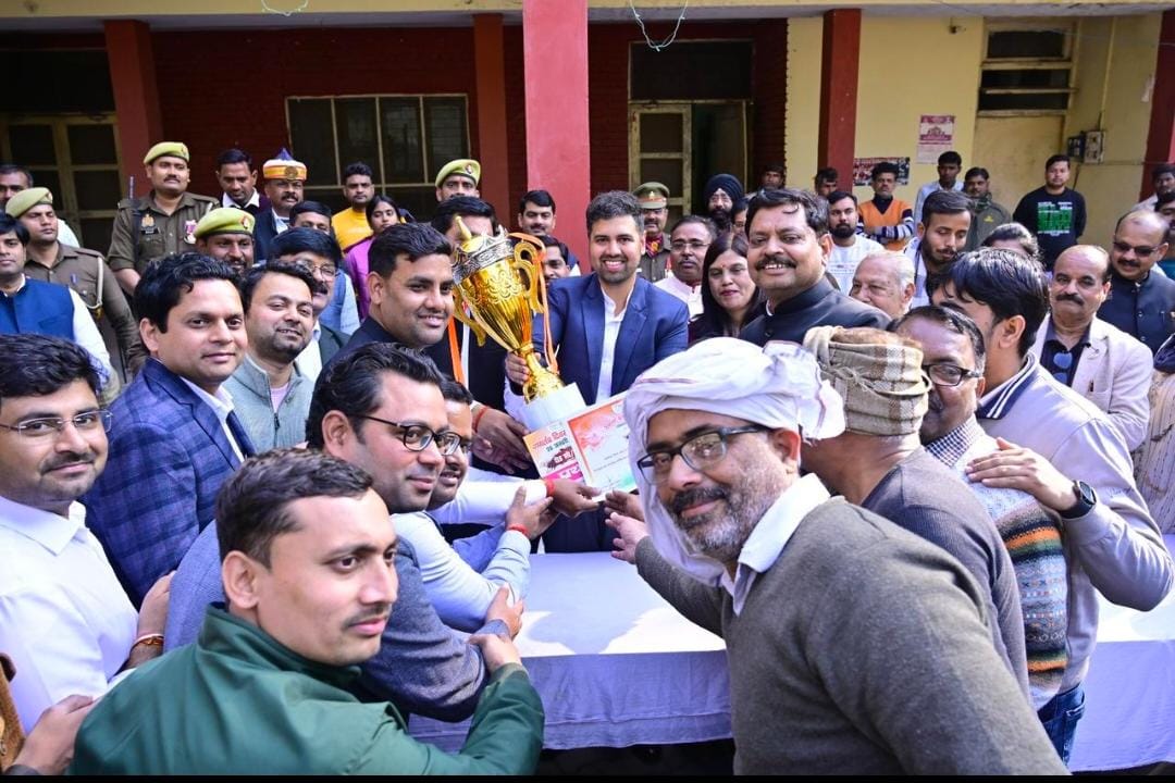 dmhardoi's tweet photo. 77 वें गणतंत्र दिवस के अवसर पर गांधी भवन स्थित परिसर में ध्वजारोहण किया गया कार्यक्रमों की श्रृंखला में भव्य रोड शो झांकी विभिन्न विभागों द्वारा निकाली गई जिसमें राजस्व विभाग की झांकी प्रथम स्थान पर आयी। https://t.co/a53UOxWVTI
