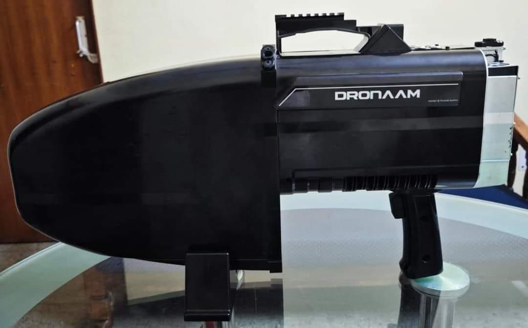 India_iDEX's tweet photo. A proud moment for Defence Innovation 🇮🇳

Anti-Drone Gun #DRONAAM, developed by #iDEX startup @gurutvaa under the #iDEX initiative, was showcased on a Reconnaissance Vehicle during the Republic Day Parade.

A true testament to the strength of India’s defence innovation ecosystem. https://t.co/7xMQKrSPpz