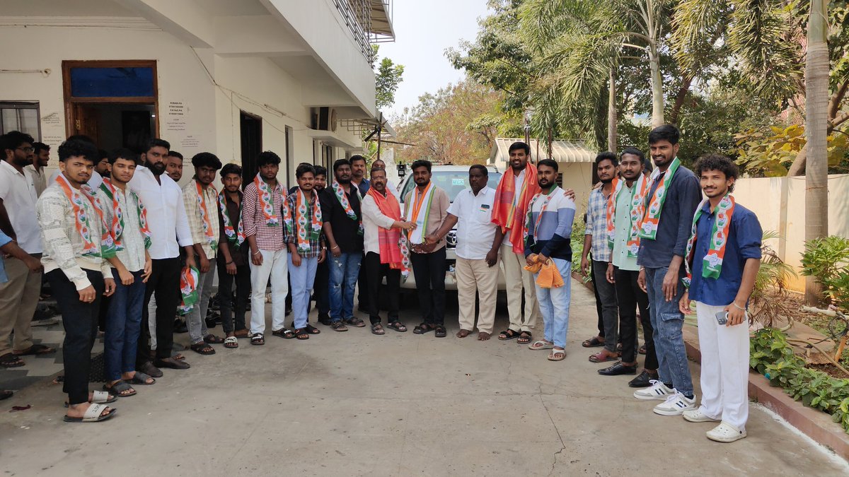 naini_rajender's tweet photo. హనుమకొండ ఎమ్మెల్యే  క్యాంపు కార్యాలయంలో @BRSparty మరియు @BJP4Telangana పార్టీలకు చెందిన  యువత భారీగా @INCIndia పార్టీలో చేరారు. ఈ మేరకు ఎమ్మెల్యే శ్రీ నాయిని రాజేందర్ రెడ్డి గారు వారికి పార్టీ కండువాలు కప్పి ఆహ్వానించారు.
#WarangalWest #Congressparty
 #NainiRajenderReddy https://t.co/pAE9M4pSyY