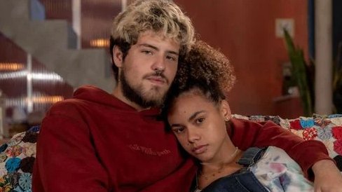 portalypis's tweet image. 🚨Nos próximos capítulos de #TresGracas - 02 à 07 de Fevereiro
• O bando de Bagdá ataca os policiais que estão com Paulinho, Juquinha e Jairo;   
• Alemão percebe que Vandílson atirou em Bagdá;   
• Arminda pede a ajuda de Helga para deixar Ferette viúvo e para se livrar de…