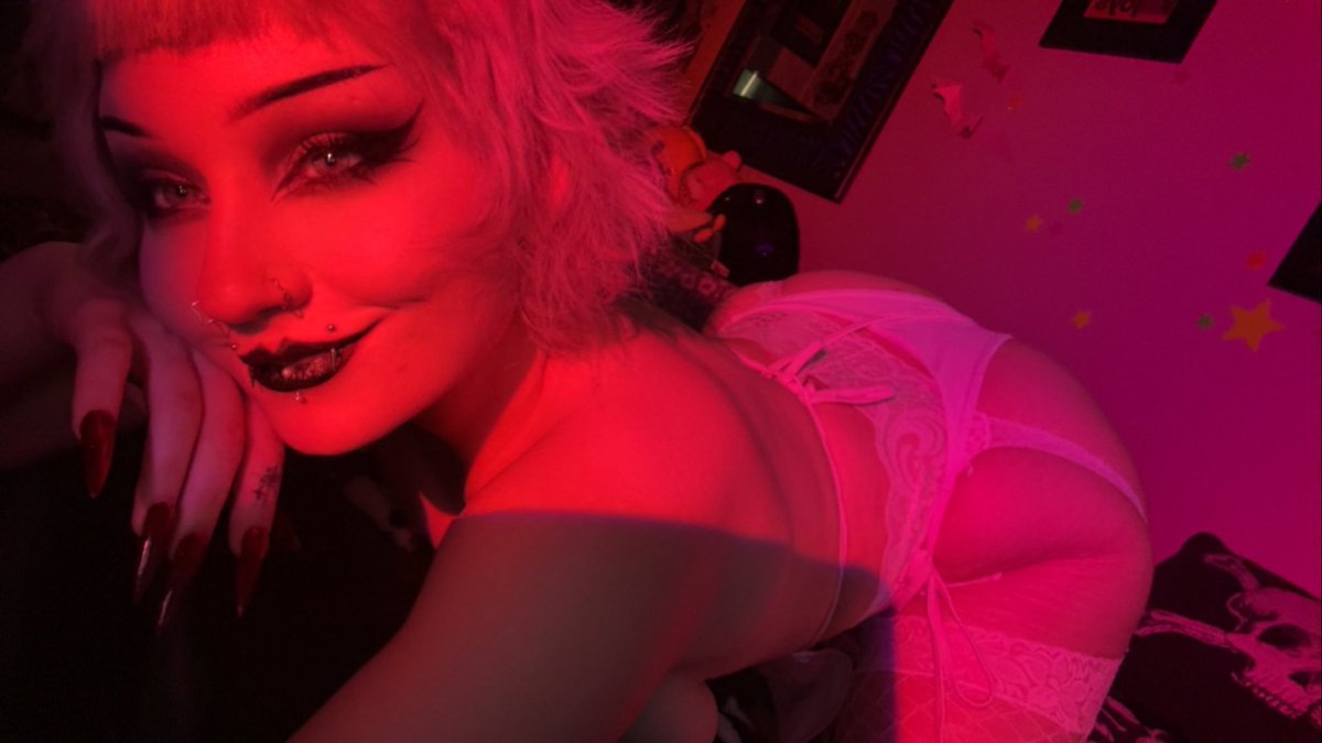 cyberjadez's tweet image. it’s my BIRTHDAY WOOOHOOOO 🕸️🦇🥳🍾🪩