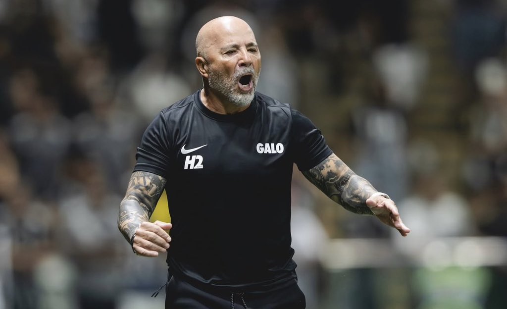 Sampaoli conseguiu, mais uma vez, extrair do grupo de jogadores a POSTURA que a torcida espera em um clássico.

Já havia sido assim no último clássico de 2025, naquele empate por 1x1 na Arena, quando o Galo entrou com a faca nos dentes, jogou melhor e merecia a vitória.