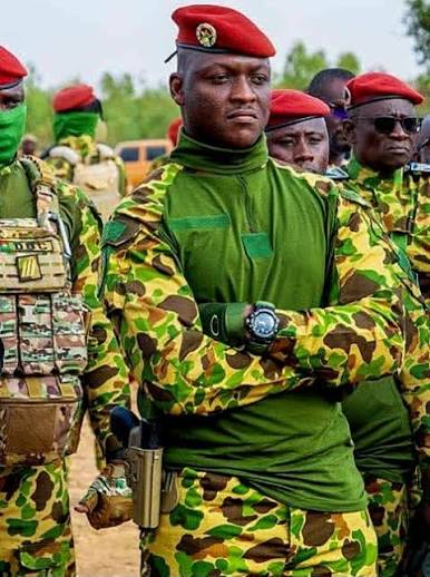 Scoop_Afrika's tweet photo. Burkina Faso 🇧🇫 – Sécurité | #BALGA les dessous d'une attaque contre la base des policiers en poste.
Les témoignages des policiers rescapés de cette attaque meurtrière — qui a fait une dizaine de morts — sont sans appel. Des hommes ont été maintenus en poste sans moyens, sans renforts, sans armes adaptées, face à des groupes armés lourdement équipés et parfaitement organisés.
Depuis des mois, les alertes se sont multipliées. Depuis décembre, la progression des groupes terroristes dans la zone était connue, documentée, signalée. Les demandes de renforcement et d’équipement ont été transmises, répétées, insistantes. Elles ont été sciemment ignorées.
Selon les témoignages de rescapés, au lieu de rendre des comptes sur cette faillite sécuritaire, la hiérarchie a choisi la fuite en avant et la répression interne. Les survivants de l’attaque — ceux qui ont échappé à la mort — ont été convoqués pour s’expliquer, accusés d’abandon de poste. « comme si le véritable crime n’était pas d’avoir survécu, mais d’avoir osé revenir vivants d’un piège mortel » nous lâche un policier que nous avons ou joindre.
Aujourd’hui, la rupture est consommée. Les paramilitaires refusent de retourner sur le terrain tant que les effectifs et l’armement ne suivent pas. Ils refusent de continuer à servir de chair à canon dans une guerre mal conduite, où l’on sacrifie les hommes avant d’assumer ses responsabilités.
La région de l’Est, et particulièrement Fada et ses environs, est plongée dans une décomposition sécuritaire avancée. Des zones entières sont livrées aux attaques répétées de groupes armés qui imposent leur loi, pendant que l’État abandonne ses forces sur le terrain et criminalise ensuite leur survie.