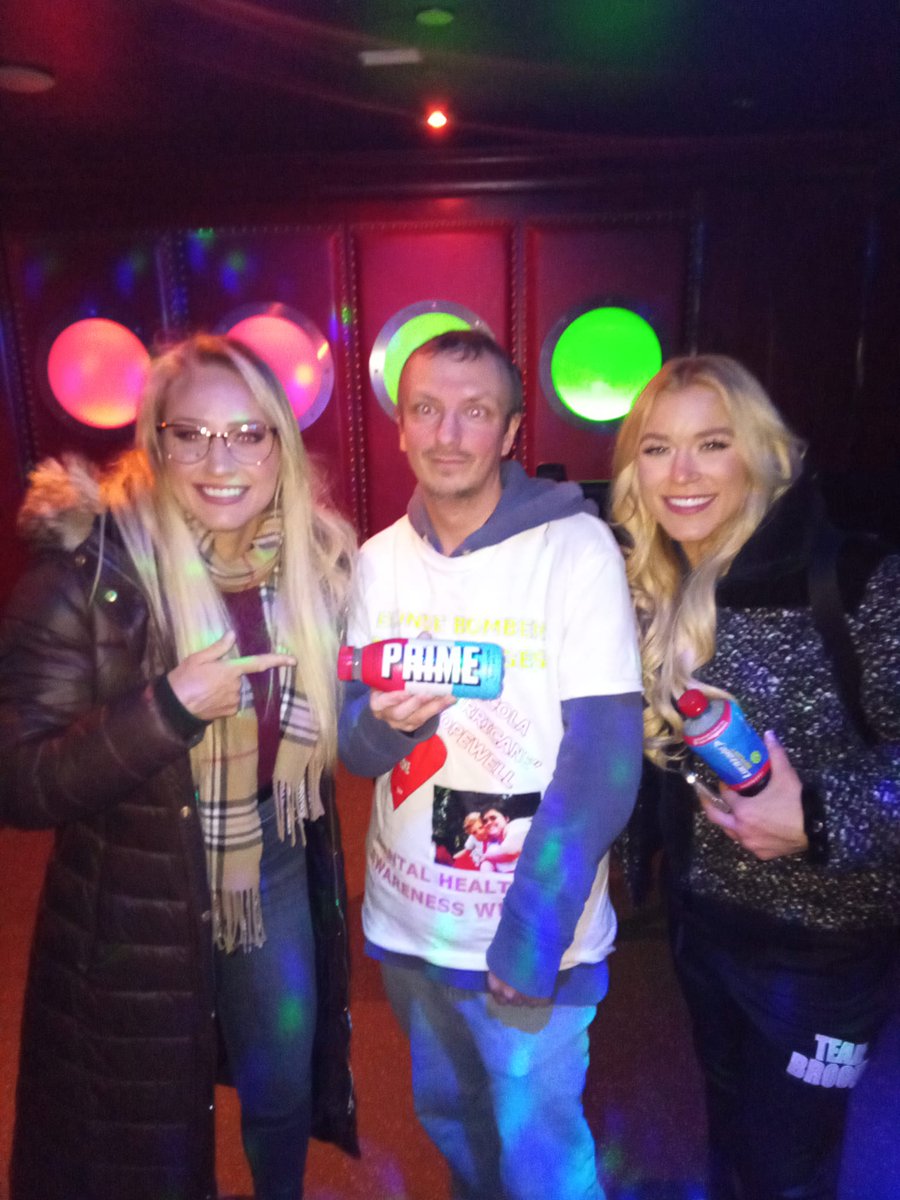 AdamBowler14's tweet photo. @EbanieBridges 2 years ago today, met these 3. This has to be one of my favourite pictures over 40 years in my life. When I am down always look back to bring me back some positivity.

Thank You if you see this and I hope to meet you 3 again. https://t.co/83Ukw6j9uM