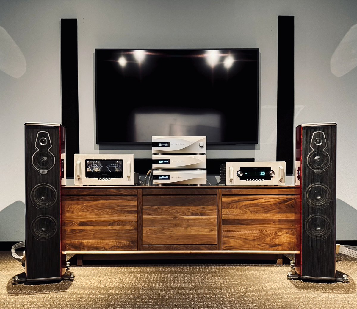 dCSonlythemusic's tweet photo. #dCSVivaldi APEX pictured in the listening room at Pearl Audio, Oregon, alongside #SonusFaber loudspeakers & #AudioResearch amplification.
Pearl Audio offer the full range of dCS products in the heart of #Portland...
Book your demo via https://t.co/HmuuxbZk9e https://t.co/qlTkc8dmEk