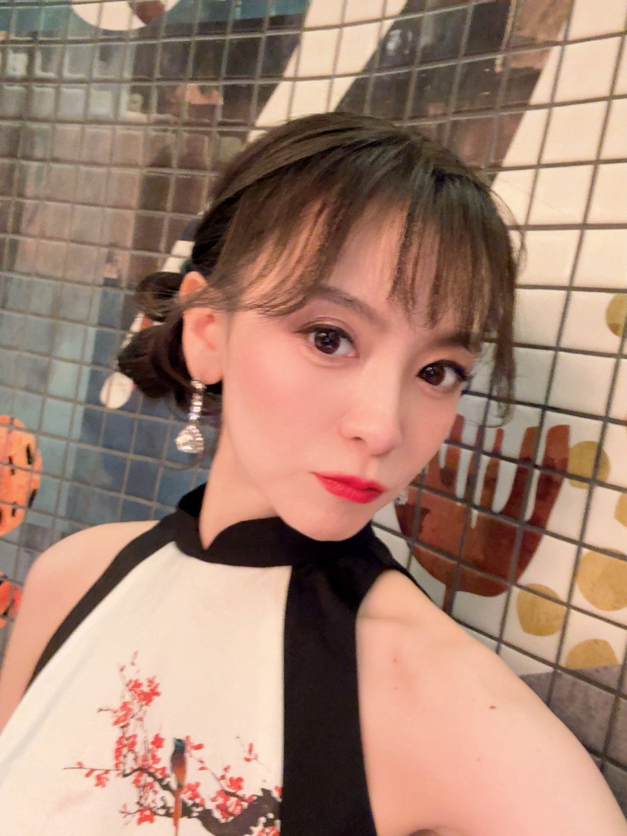 今日は二胡ライブだったので
チャイナ風ドレスに合わせたヘアセットに🇨🇳両サイドお団子ヘアお初かも✨