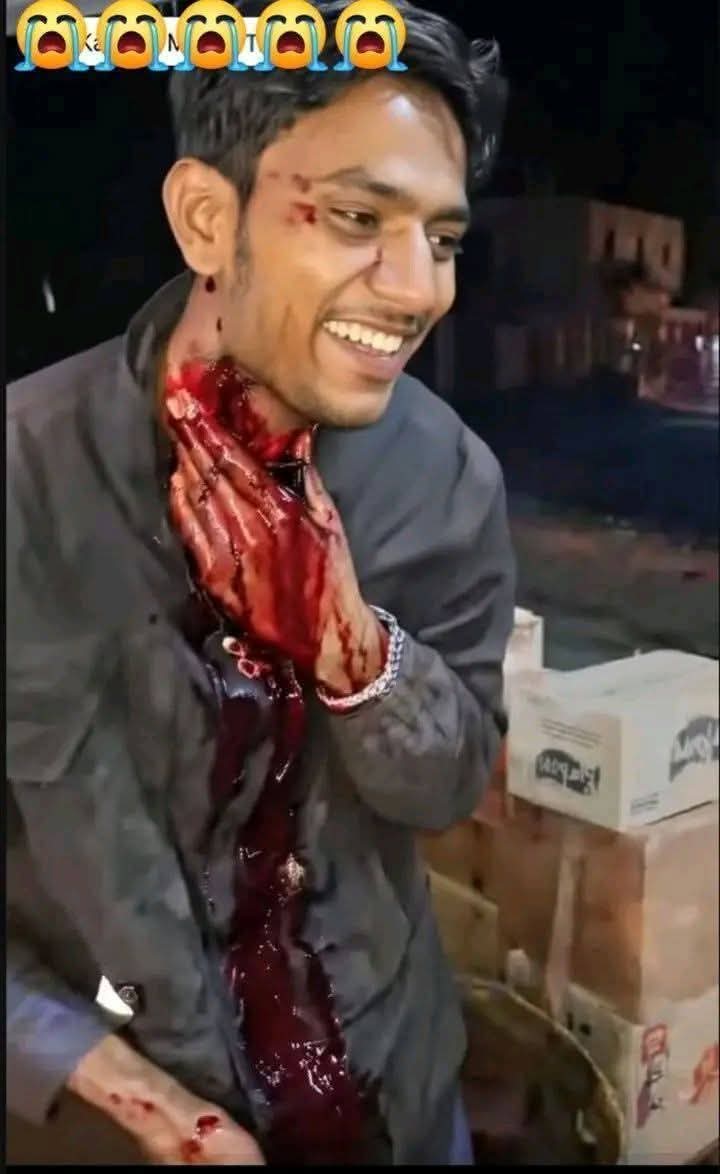 Shujahussainn's tweet photo. ڪُٺل ڪونڌر جي
هيءَ مُرڪ ته مَيار آهي!!!
پر اکين ۾ سوال آهن
بي حس بازار ۾ ڏس
اڄ هارايل حوصلو به ورهائجي ويو
اکيون آبديده ۽ چپن تي مُرڪ
ڪير ياد رکندو؟
تنهنجو رت شايد
امر ڪوٽ جي ديوار تي
ماروي جي ميار بڻجي چٽجي وڃي
پر ڪوٽ ننڍو آهي
#Justiceforismailsamejo
Copy https://t.co/CD7mti1vWP