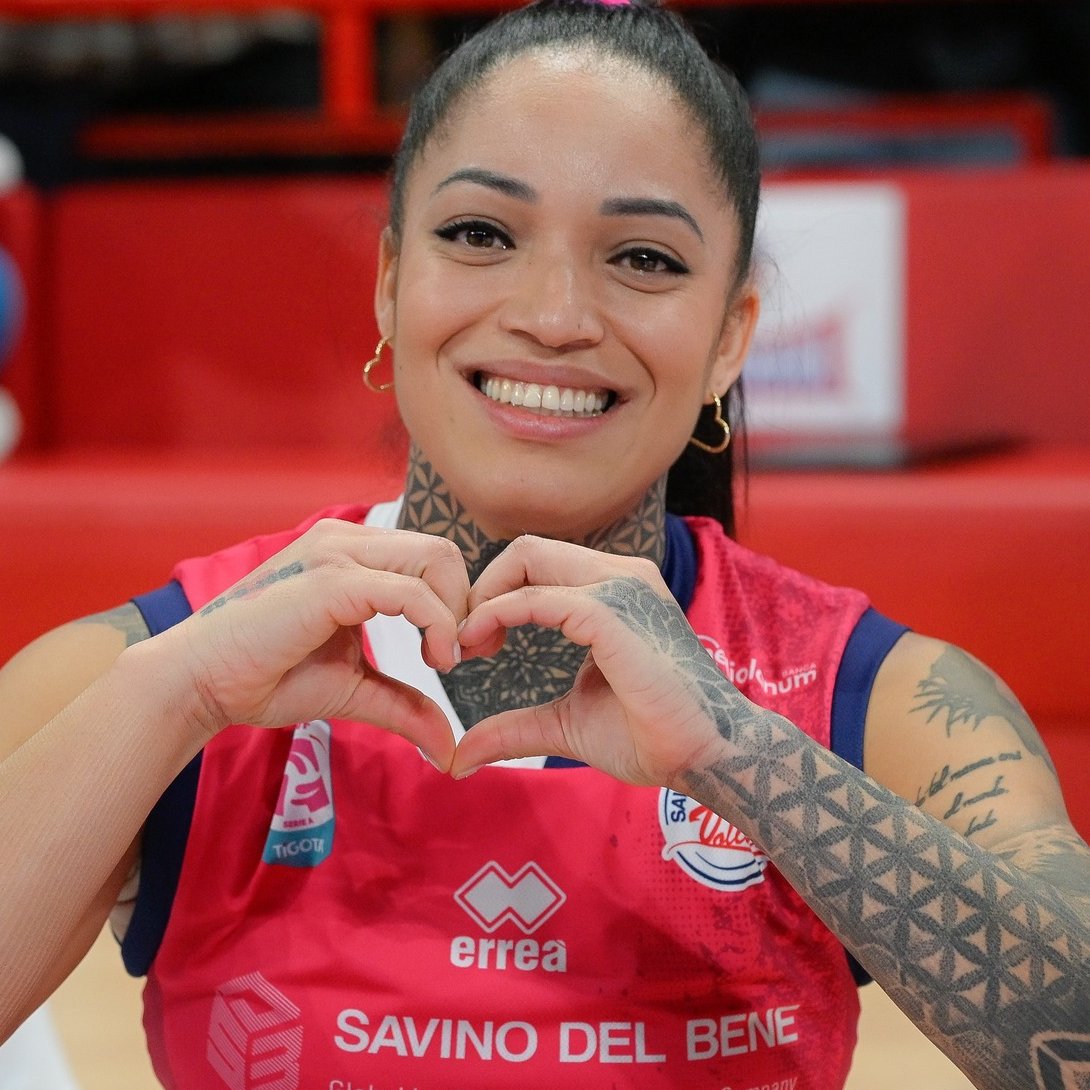 gibbybaris's tweet image. ❓ Brenda Castillo &amp;amp; 🇹🇷 Sultanlar Ligi

📌 Ekaterina Antropova ve Camila Weitzel gibi iki yıldız oyuncu İstanbul'un yolunu tutacak. Her ikisi de gelecek yıl Eczacıbaşı forması giyecek.

📌 Hatta üç yıldız oyuncu diyebiliriz. Çünkü edindiğimiz bilgilere göre Brenda Castillo da…