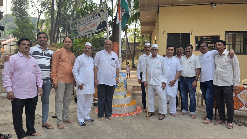 “हे चंद्र-सूर्य नांदो, स्वतंत्र भारताचे…
शिवप्रेरणा सोसायटीमध्ये ध्वजवंदन करून प्रजासत्ताक दिन अत्यंत उत्साहात व देशभक्तीच्या वातावरणात साजरा करण्यात आला.
या पवित्र दिवशी संविधानातील मूल्यांचा सन्मान करण्याचा आणि राष्ट्रसेवेसाठी सदैव तत्पर राहण्याचा संकल्प करण्यात आला.
जय हिंद!