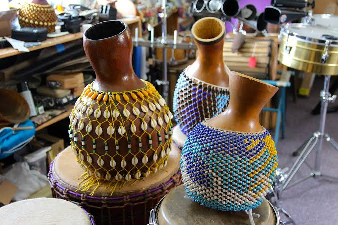 Ṣẹ̀kẹ̀rẹ̀ is a percussion instrument which originated in Yorubaland. It is called chekeré in Cuba, xequerê in Brazil. Which Yoruba genre of music often use Ṣẹ̀kẹ̀rẹ̀ the most?