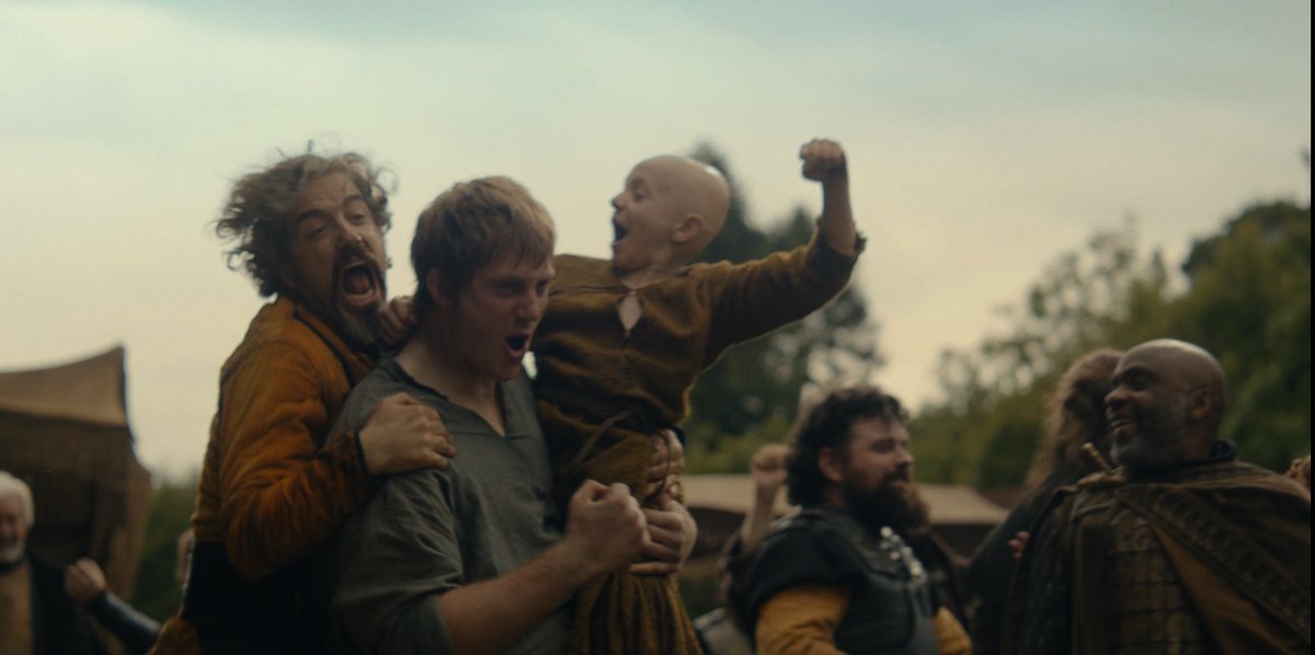 «يُبالغ بالقصص عند سردها»

جميل منظور العمل، الزاوية التي يرى منها الأدنى للأعلى، وحقيقة أن أعمالًا مثل صراع العروش وآل التنين قائمة على منظور النبلاء والملوك للعامة، بينما المنظور والزاوية هنا مختلفان. كأن تلك اللقطة لآريون على صهوة جواده، ينظر إلى دانك من أعلى بكبرياء، ثم