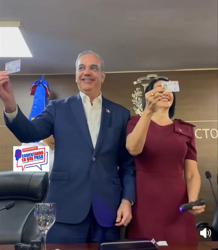 El Presidente <a href="/luisabinader/">Luis Abinader</a> y <a href="/raquelarbaje/">Raquel Arbaje</a> son los Primeros en recibir la Nueva cédula de Identidad y electoral. 
<a href="/JosePaliza/">Jose Paliza</a> <a href="/juntacentral/">JCE</a> <a href="/JulitoFulcar/">Julito Fulcar</a> <a href="/AmadoDiazSDE/">Amado Díaz</a> <a href="/amadodiazdiput1/">amadodiazdiputado@gmail.com</a> <a href="/RobertoFulcar/">Roberto Fulcar</a> <a href="/GloriaReyesG/">Gloria Reyes</a> <a href="/VasquezGeanilda/">Geanilda Vásquez</a> <a href="/tonypena__/">Tony Peña</a> <a href="/adolfoperezdl/">Adolfo Pérez - Fito -</a> <a href="/Angeldelacruzh/">Angel De La Cruz</a>