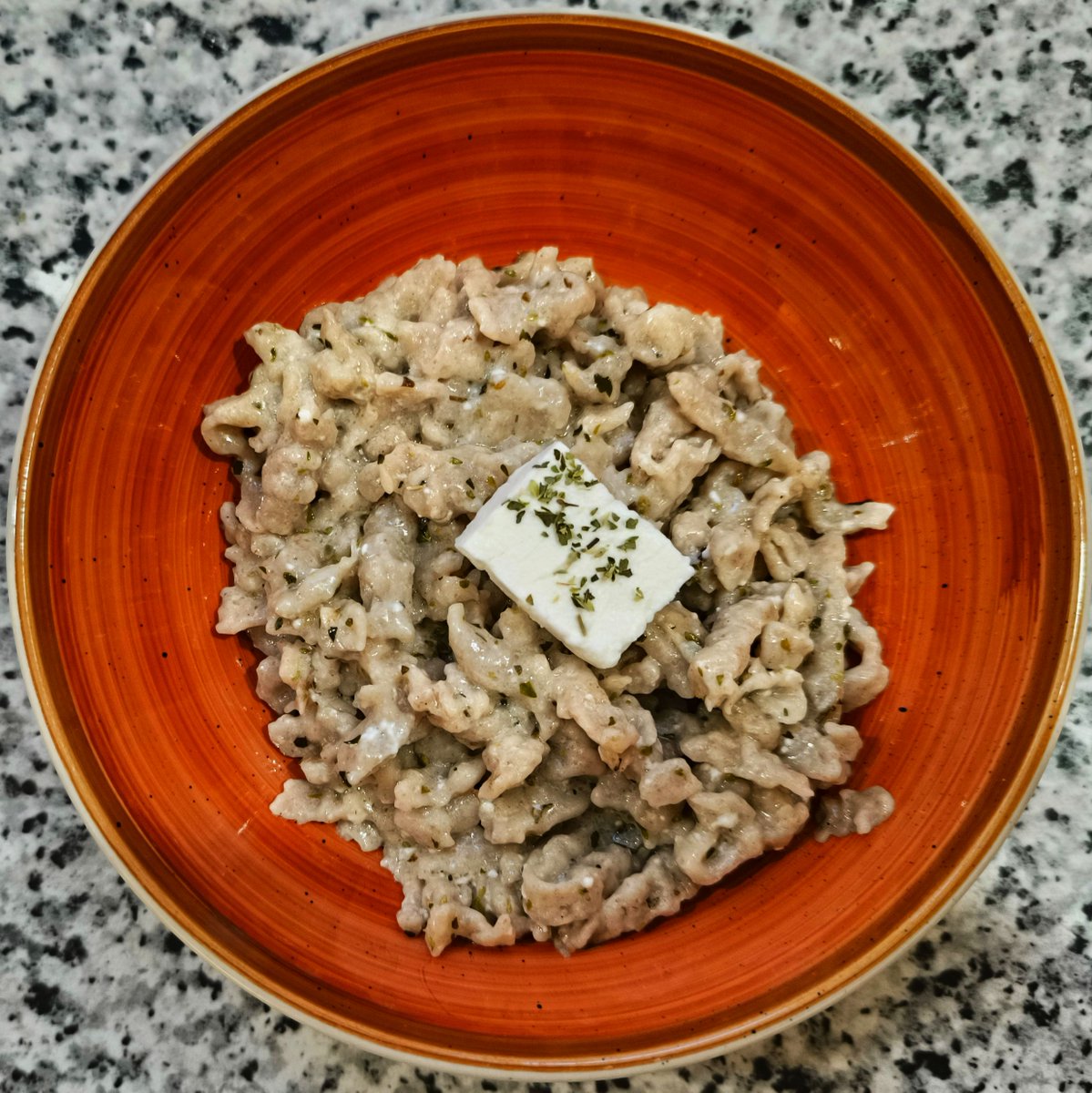 MikeKocht's tweet photo. #Käsespätzle wieder einmal mit "griechischem" Touch:
Gutes #Olivenöl und etwas #Zimt verfeinern den Teig.
So kommen #Feta und #Oregano noch besser zur Geltung
https://t.co/EuN4CRhpYK https://t.co/uG5A6wDCMm