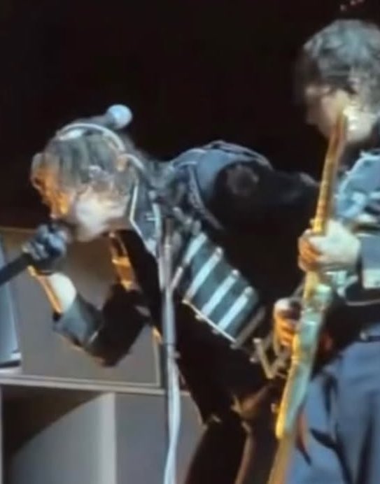 dilfdelonge's tweet image. this band still serves frerard the old fashioned way (no more than 3 pixels)