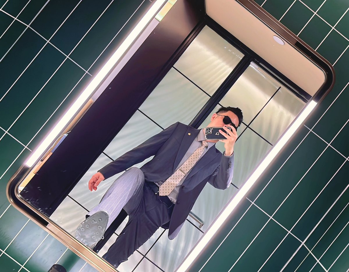 世界上有两个我：
一个渴望纯爱的我，需要志同道合的灵魂伴侣，平平淡淡的生活牵手、散步、逛街、拥抱，享受彼此相爱的时光；

另一个糜烂的我，渴望18🈲，和让我迷恋的伴侣，各种放纵的从门口到厨房，从浴室到床上，各种掐着脖子奔放，释放野蛮粗暴的控制欲。

或许两个我存在一个身体内就是矛盾的。