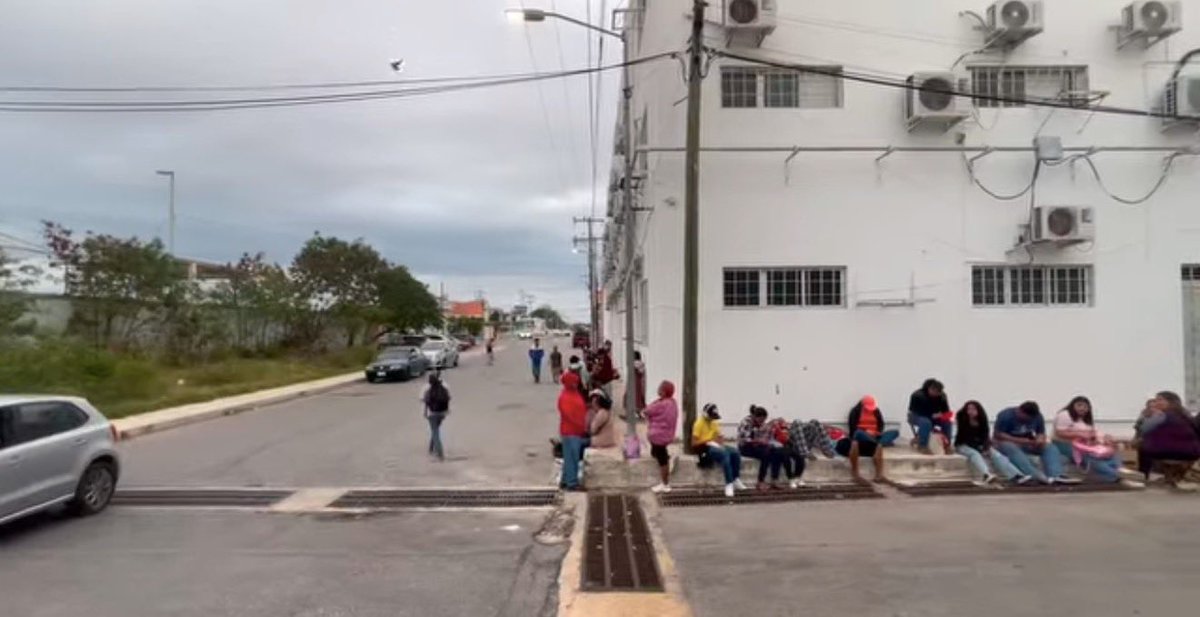 Continúan las largas filas en el ARTEC por la entrega de tarjetas del Ko’ox, algunos campechanos están desde las 5 am haciendo fila.