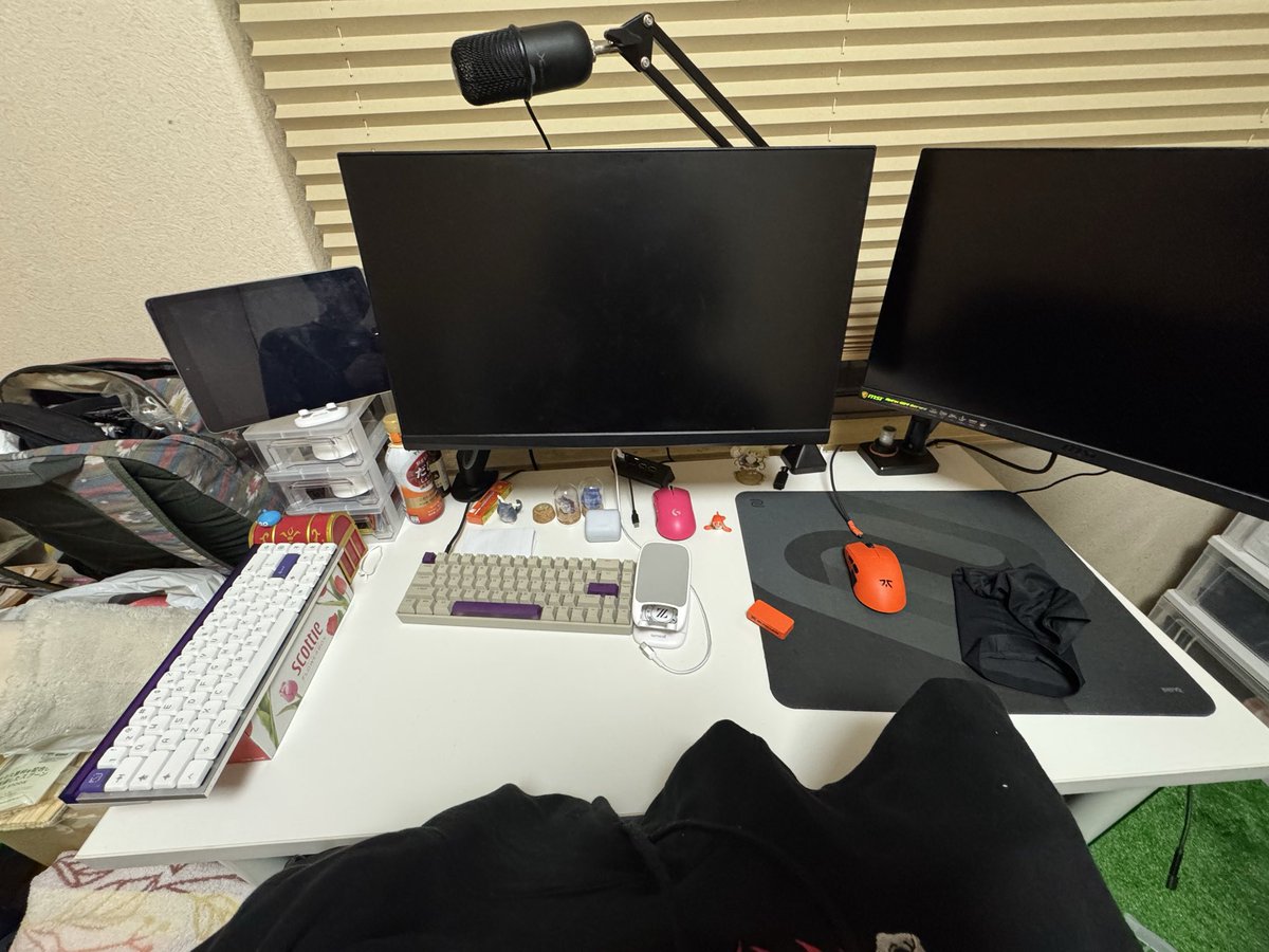 いかに俺が暖色系の色が好きかわかるデスク