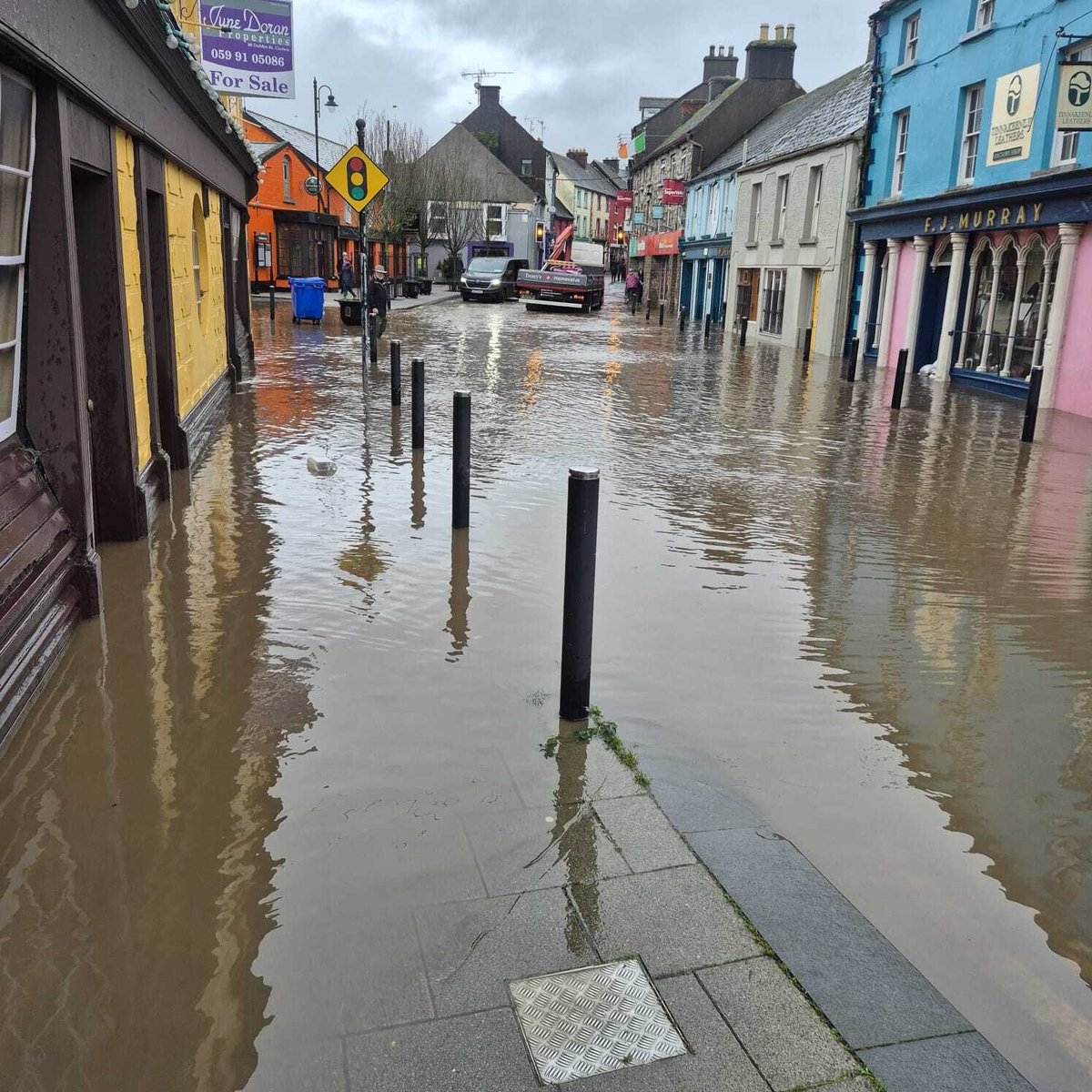 LikeTalkingTrue's tweet photo. Kilkenny - Ireland - Breaking News
🚨 Emergecy crews have been deployed to flooding in Graignamanagh, County Kilkenny 🚨
Main Street in Graig' is currently closed.

Any updates ? Email news@kilkennypeople.ie 

#KilkennyPeople #Kilkenny #Ireland #Flooding https://t.co/uMMTNtJ0vj