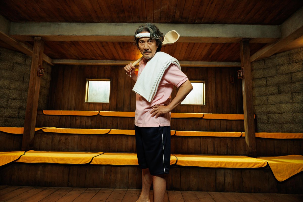 ファーストルック解禁！
Netflixシリーズ
『俺のこと、なんか言ってた？』
2026年世界独占配信決定！

主演：役所広司 × 脚本：宮藤官九郎

栄光を勝ち取ったはずの俳優が
世界から完全に忘れ去られてしまった！

承認欲求の塊の男がスポットライトを求めて
再起を賭けるヒューマンコメディ