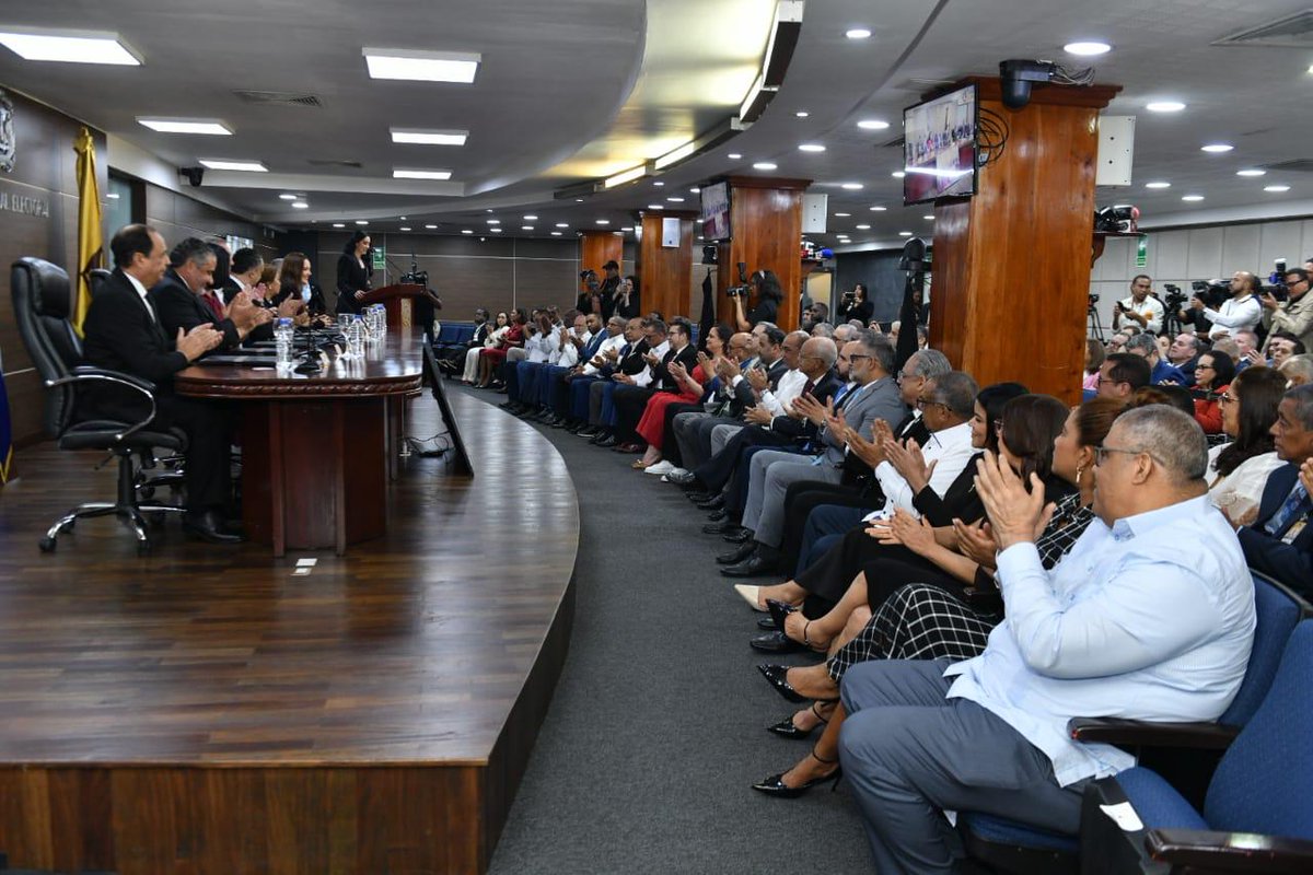 🪪La #JCE entregó la primera Cédula de Identidad y Electoral

Este 26 de enero, en ocasión del natalicio de Juan Pablo Duarte, el #PlenoJCE entregó la primera nueva cédula de identidad y electoral al presidente de la República, Luis Abinader Corona, convirtiéndose en el primer