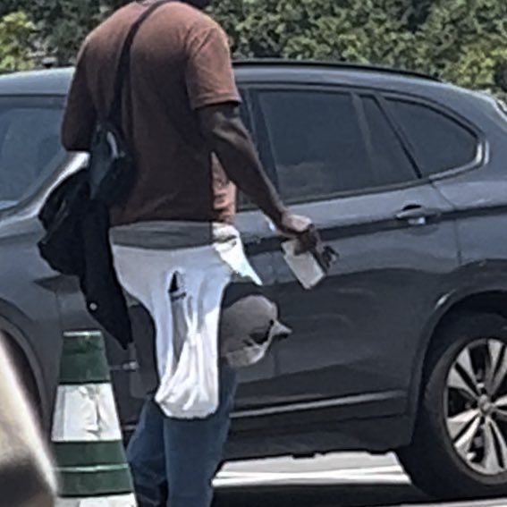 TheHSBrasil's tweet image. Pessoas saindo com bolos de ingresso, pra gente não tinha ingresso impresso. 

A gente pagando 22,00 em taxa de QR CODE  e eles saindo com bolos de ingressos.

@ErikakHilton @cortezpsol @proconspoficial