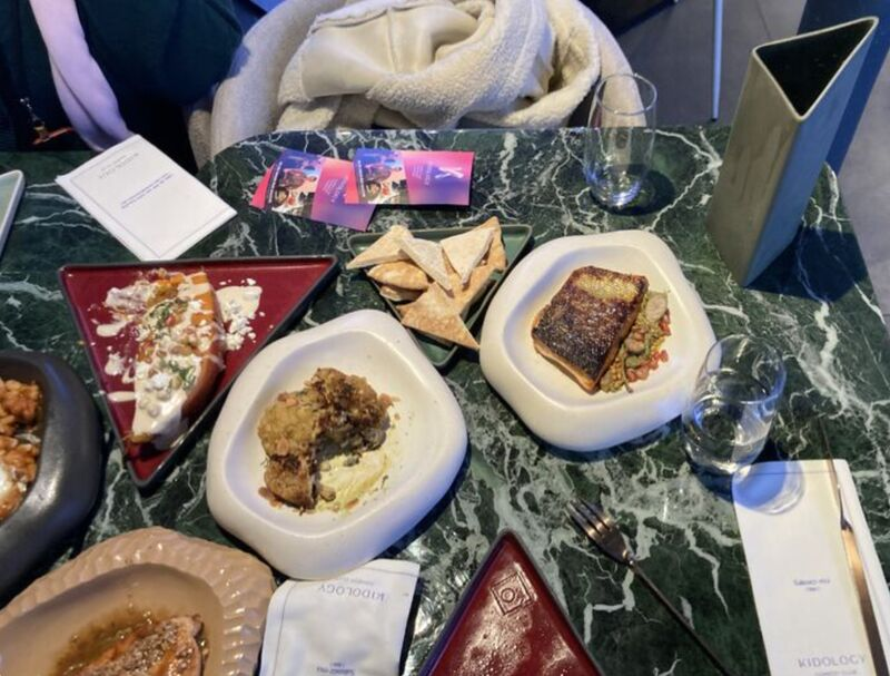 AstroPantheon's tweet photo. Et si on changeait de tous ces #cercles à table ?
Ce restaurant fait la part belle à la #géométrie:
#triangles, #parallélépipèdes, #patatoïdes pour l'ensemble des plats (et le décor).
C'est au Kidology Comedy-Club, 39 boulevard Saint-Michel à Paris.
#GoûterMaths https://t.co/w9FHb0f9vJ