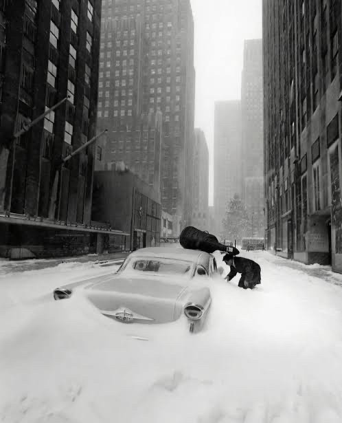 Winter Mood. Wonderful shot of New York City in the Snow #snow #NYC #winter #jazz #film #photo #SnowDay #WinterisHere #photography #MondayVibes