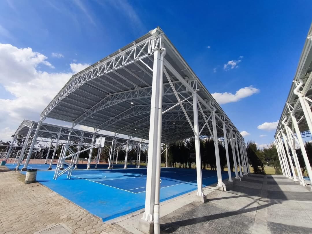 En #León tenemos mejor infraestructura deportiva para activación física y convivencia 🏀⛹️.

En el parque deportivo Enrique Fernández Martínez, trabajamos con <a href="/DGOP_Leon/">Dirección General de Obra Pública León</a> y <a href="/ComudeLeon/">COMUDE León, Capital del Deporte</a> en dos nuevas canchas que tienen techumbre, iluminación, nuevo recubrimiento y bancas. #León450