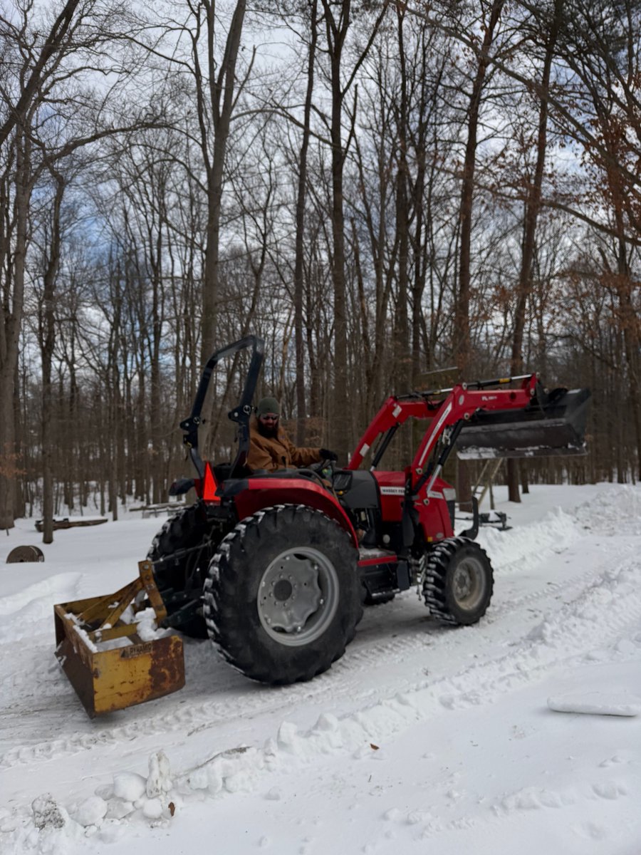TimpsonTraining's tweet image. Winter storm rolling through ❄️
Stay safe, stay warm, and a huge thank you to everyone out there plowing the roads and to the linemen who are working nonstop to keep our lights on!

#StaySafe #LinemenAppreciation #WinterStorm #EssentialWorkers #CommunityStrong