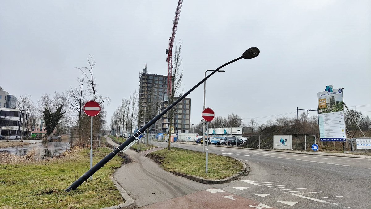 Voertuig rijdt tegen lantaarnpaal en vernielt toegangsbord in Gouda