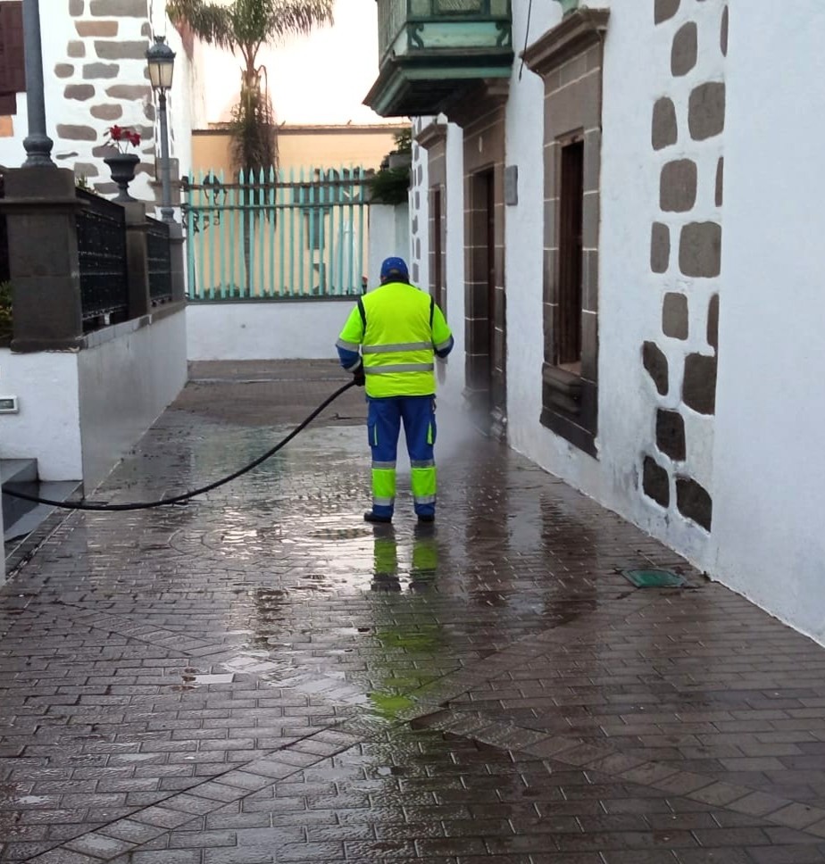 El equipo de #TeldeLimpia ha realizado labores de baldeo y desinfección en la plaza de San Juan.📍

Seguimos trabajando para conservar nuestros entornos limpios y en buenas condiciones.🪣

#reciclaje #limpiezaviaria