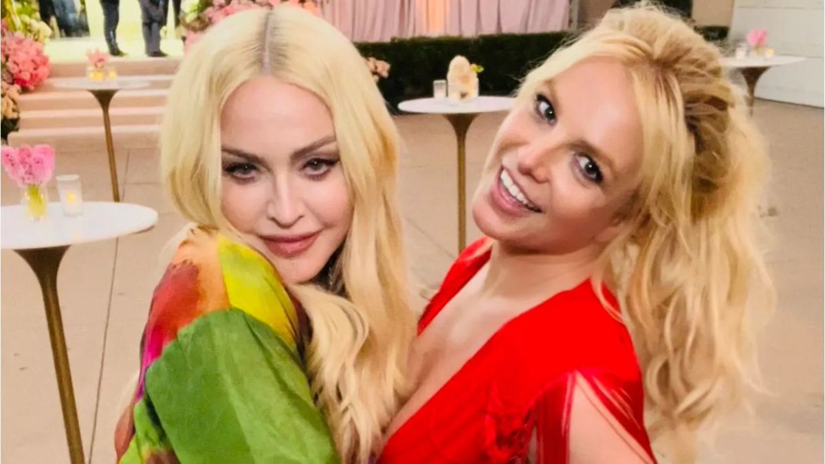 maritegon's tweet image. Madonna liga para Britney Spears e diz:

“Filha, vá fazer seu show em Copacabana, aquela energia vai arrancar qualquer e todo traço de escuridão, medo e depressão que possa ter dentro de você. Você nunca mais será triste, nunca mais acordará infeliz, aceita logo o convite do…