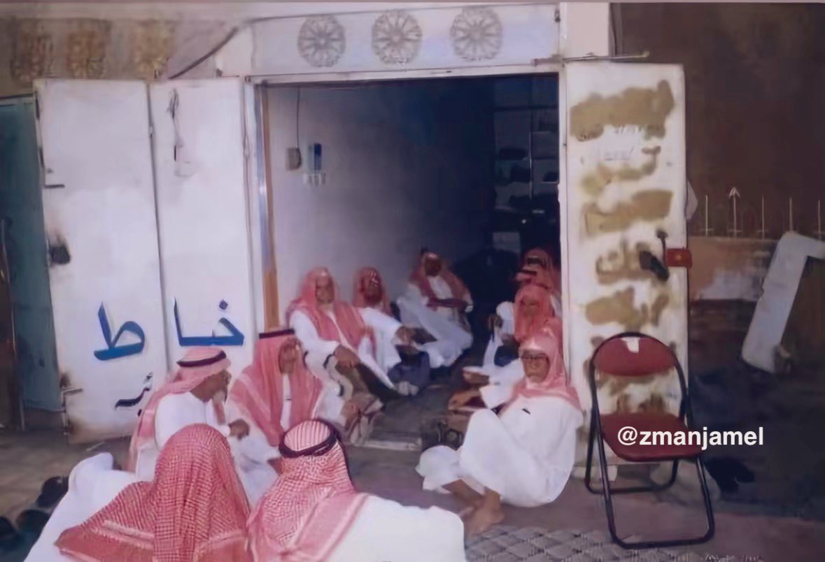 جلسة مجموعة من كبار السن عند جامع برزان في حائل عام ١٤١٣هـ
#حائل
#صور_قديمة_لزمن_جميل