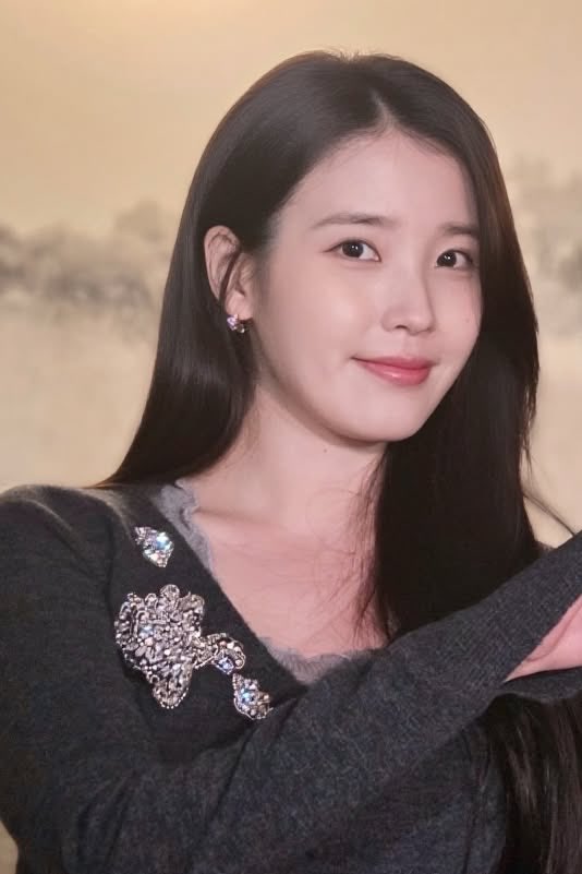 21세기 대군부인 스탭님 인스타 #아이유 
처음보는 착장 사진 떳다 ㅜ.ㅜ 우리 희주 어서오세요🖤