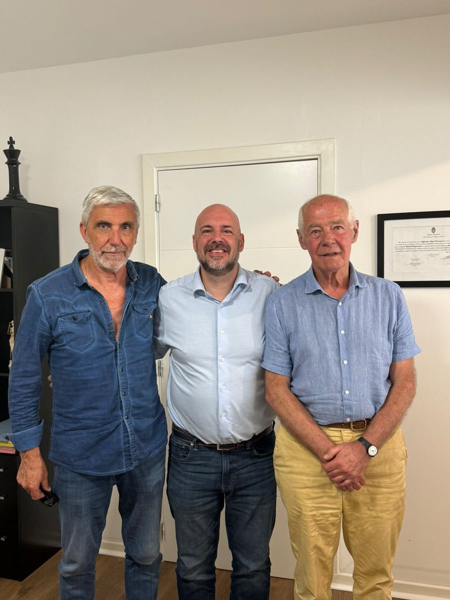 alecarrancio's tweet photo. Estuve con @JulioAro3 y Geoffrey Cardozo.

Una alegría enorme compartir un rato con dos personas que dedicaron su vida a devolver identidad, paz y memoria a las familias de nuestros héroes de Malvinas.

Que estén nominados al Premio Nobel de la Paz emociona, pero más emociona conocer su historia, su compromiso y su humanidad.

Hay luchas que no hacen ruido, pero cambian vidas. Y esta es una de ellas.