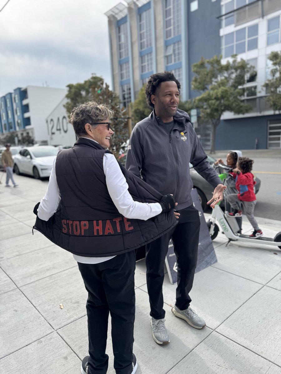 theoellingtonSF's tweet image. Enjoying #SFArtWeek at the Minnesota Street Project with Commisioner Debra Walker. #sanfrancisco #dogpatch