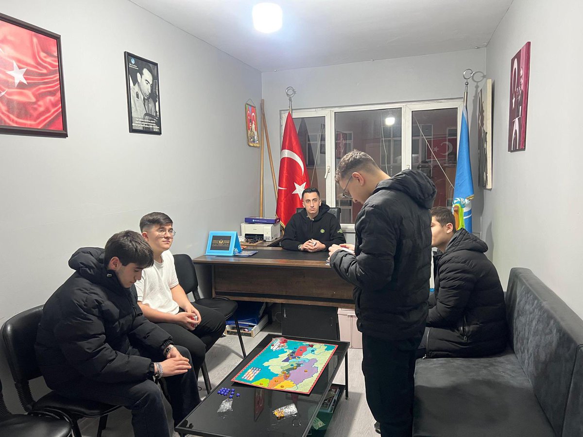 Küçükçekmece Ülkü Ocakları olarak, Yusuf Akçura Ortaöğretim Yarıyıl Gelişim Programı, Akıl ve Zeka oyunları kapsamında ''Bilgi Akını''etkinliği gerçekleştirdik.

Var Olsun Ülkü Ocakları🇹🇷
<a href="/ayyildirim1/">Ahmet Yiğit Yıldırım</a>