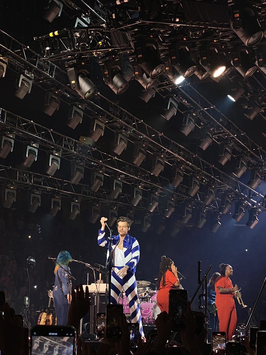 i paid $150 for this view...harry styles count your fucking days $1100 for pit is INSANE