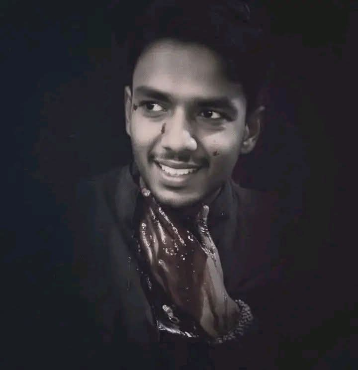 Rind_Sarkar's tweet photo. اسان جي دانھن آسمان تي آ...
لاقانونيت جي ور چڙھيل لاواث سنڌ جي سھڻي ڳڀرو اسماعيل سميجو جو ڪسجڻ کانپوءَ ۽ شھيد ٿيڻ کان ڪجھ گھڙيون اڳ مرڪندڙ چھرو ڪڏھن بہ نہ وسرندو. اھو چھرو ڏسي سمجھ ۾ اچي ٿو ڪئين ھيمون ڪالاڻي ڦاھي گھاٽ تي ڦندي کي مرڪندي چمي ڏني ھئي.
#JusticeForIsmailSamejo https://t.co/SdMH2v5BJb