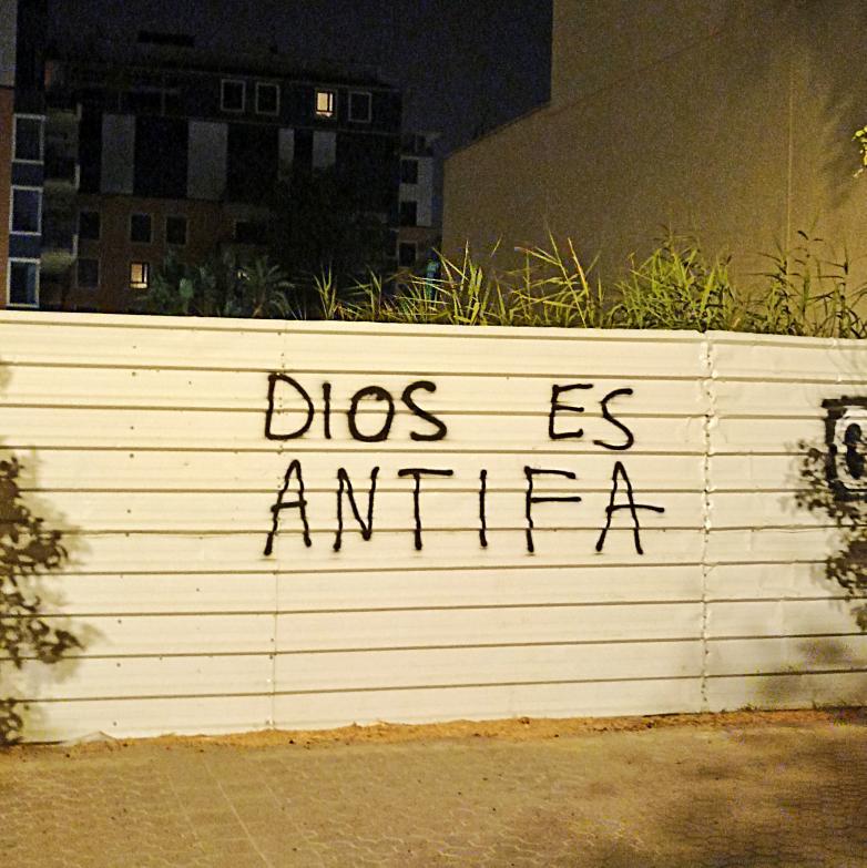 Hay un montón de gente de fuera de Andalucía hablando de nuestra fe y no la niego, que mi avatar es un nazareno de Los Javieres, pero quizás lo que no se imaginan es que cuando me doy un paseo lo que veo es esto por la calle