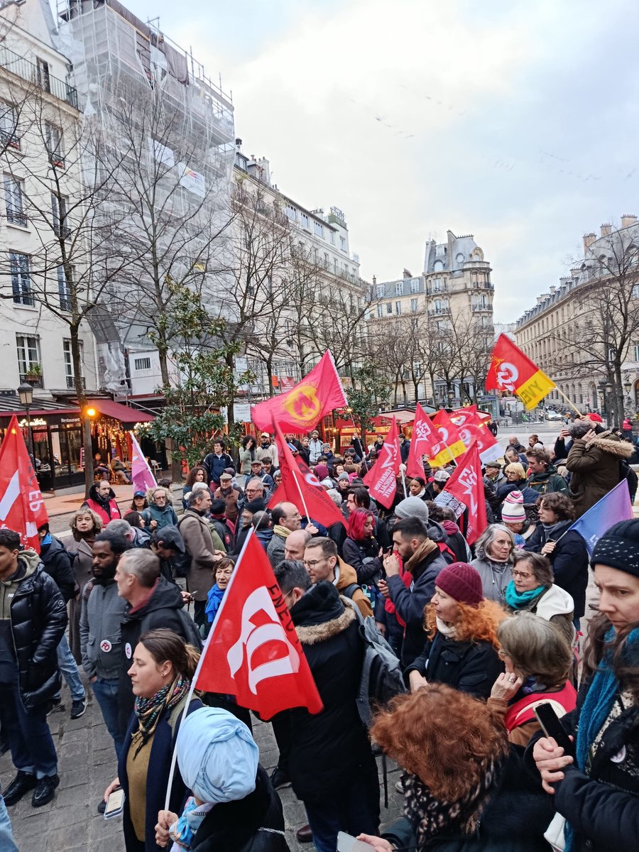 En ce moment rassemblement contre l'embrigadement de la jeunesse, la militarisation des écoles et universités !
Mandon à la Sorbonne ni aujourd'hui, ni plus tard ! 
On continuera de se mobiliser ! L’Université n’a pas à être le relais de la  politique belliciste du gouvernement !